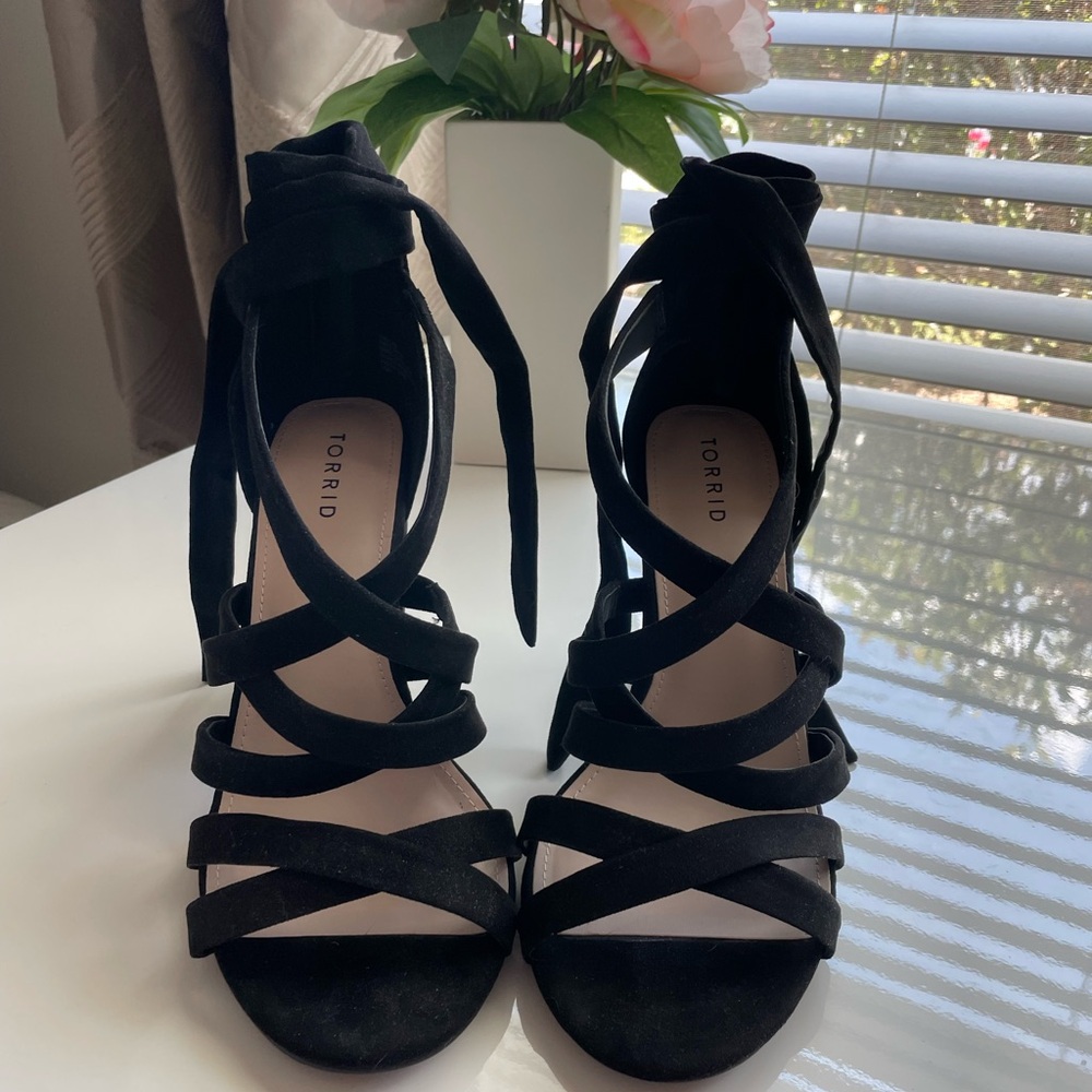 TORRID BLACK FAUX SUEDE THICK STRAPPY HEEL SIZE 10W